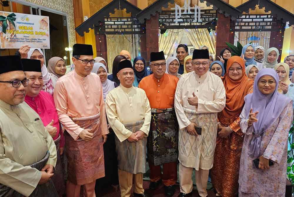 Saarani (empat dari kiri) bergambar bersama warga kerja di Bangunan Perak Darul Ridzuan ketika menghadiri Majlis Sambutan Hari Raya Aidilfitri 2024 di Ipoh.