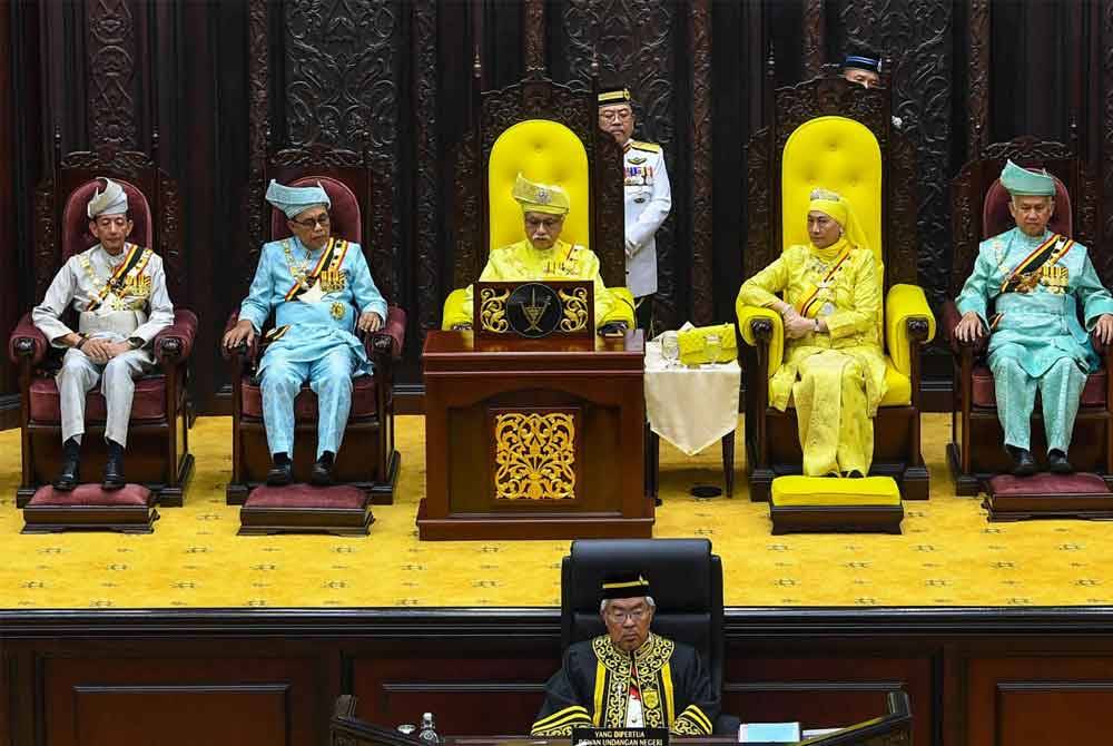 Tuanku Muhriz (tengah) ketika bertitah bertitah pada Persidangan Pertama (Perasmian) Penggal kedua, DUN Negeri Sembilan yang ke-15 di sini pada Isnin.