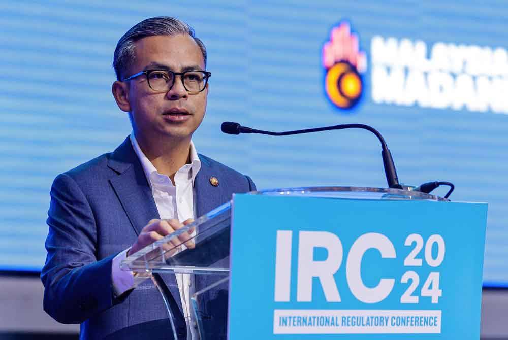 Menteri Komunikasi Fahmi Fadzil ketika berucap pada perasmian International Regulatory Conference (IRC) 2024 hari ini. Foto: Bernama