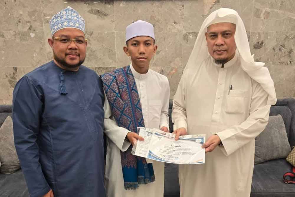 Muhd Aidit Baihaqi (tengah) terima Sijil Hafazan Bersanad 30 Juzuk