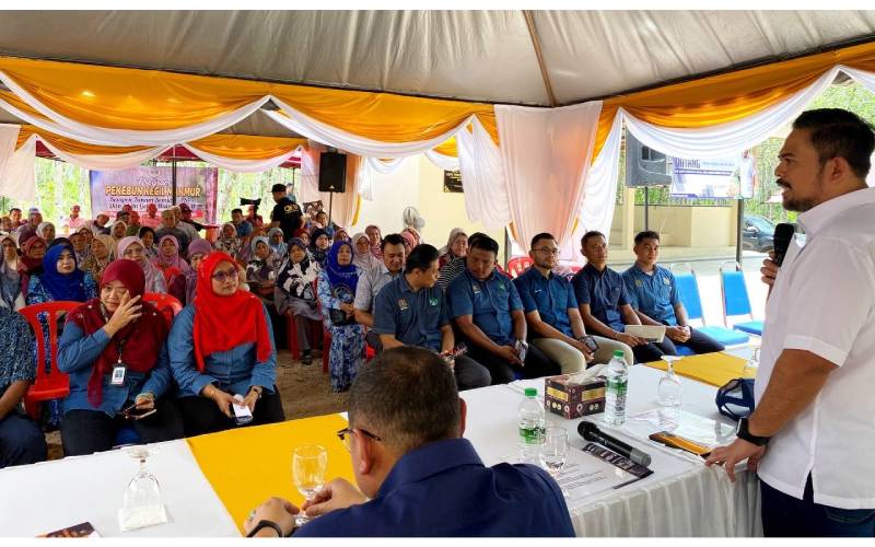 Para pekebun kecil getah mendengat taklimat mengenai inisiatif RISDA yang disampaikan oleh Manndzri.