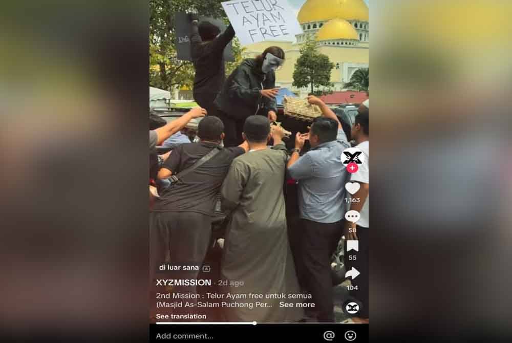 Tangkap layar menunjukkan geng lelaki bertopeng mengagihkan telur ayam percuma kepada orang ramai di sekitar Masjid As-Salam Puchong Perdana.