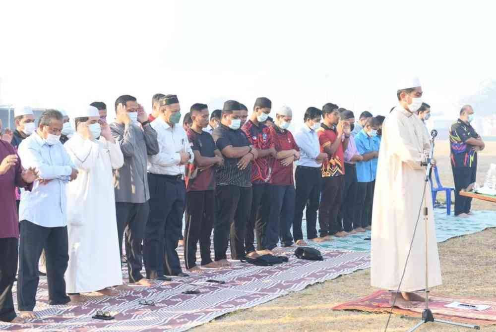 
Lebih 100 warga UMK menunaikan solat sunat Istisqa bagi memohon hujan berikutan fenomena cuaca panas dan kering yang berlarutan sejak beberapa bulan lalu pada Isnin.