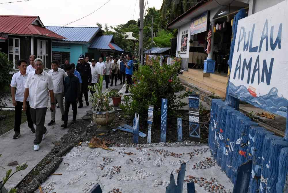 Wan Ahmad Dahlan (dua, kiri) melawat Pulau Aman pada Majlis Pelancaran Kampung Angkat Madani JPA: Transformasi Pulau Aman di Pulau Aman pada Ahad. Foto Bernama