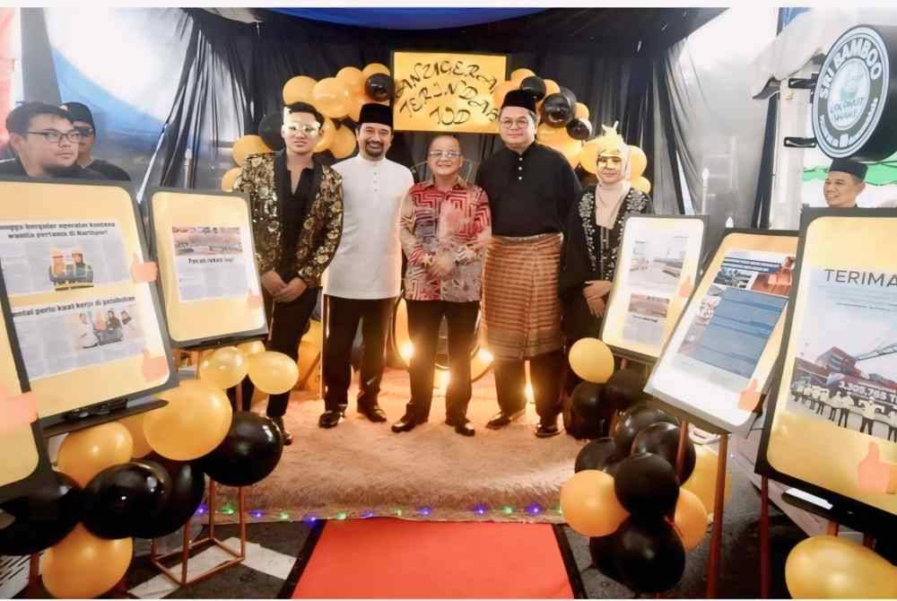 Penasihat Kumpulan Yayasan Albukhary (tengah), Datuk Seri Abdul Aziz Shahar dan Ketua Pegawai Eksekutif Northport, Datuk Azman Shah Mohd Yusof bersama tetamu dan kakitangan di Majlis Hari Raya Anugerah Northport.