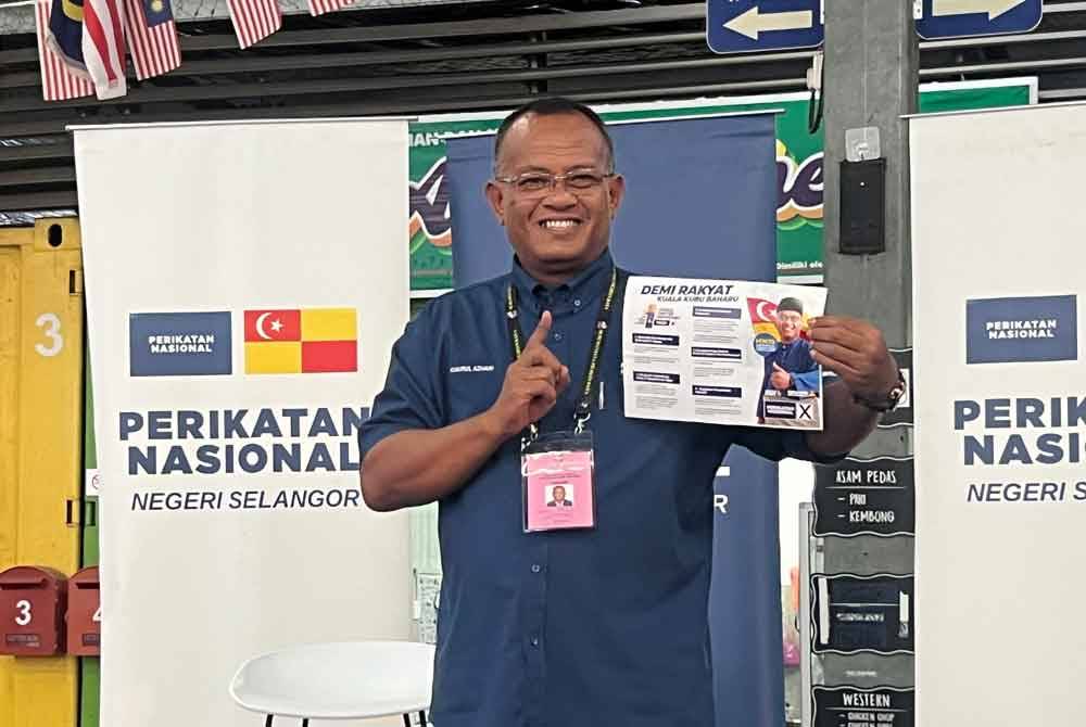 Khairul Azhari menunjukkan manifesto PN sempena PRK Kuala Kubu Baharu yang baru dilancarkan pada Isnin