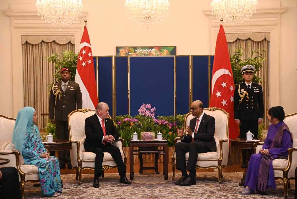 Sultan Ibrahim berkenan mengadakan pertemuan dengan Presiden Singapura, Tharman Shanmugaratnam di The Istana di Singapura hari ini. Foto Bernama