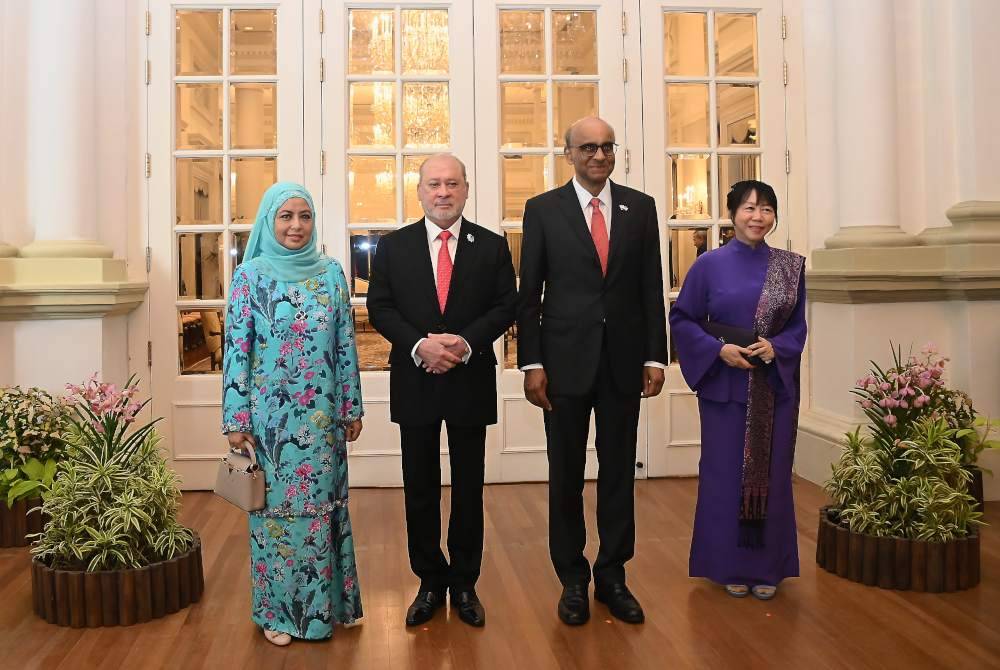 Sultan Ibrahim berkenan bergambar dengan Presiden Singapura Tharman Shanmugaratnam di The Istana di Singapura pada Isnin. Foto Bernama