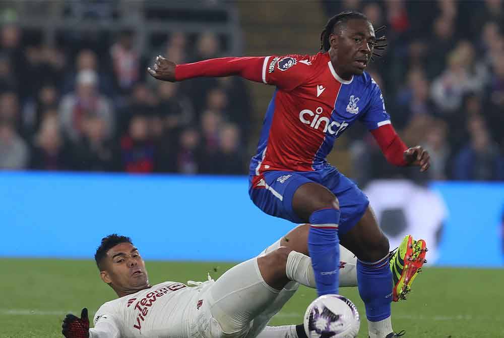 Aksi Casemiro (kiri) ketika menentang Crystal Palace di Selhurst Park. Foto Agensi