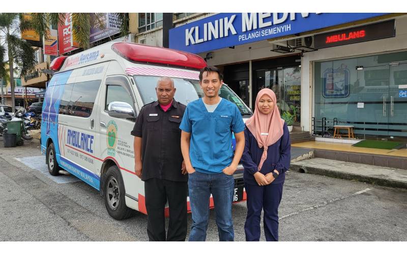 Dr Mohammed Hazimi (tengah) bersama antara pasukan perubatan Ambulans Prihatin.