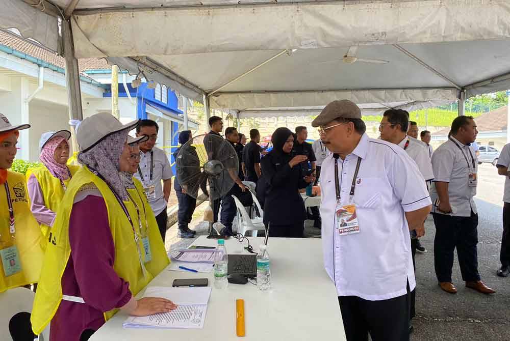 Abdul Ghani ketika meninjau proses undi awal di Maktab PDRM Kuala Kubu Baharu pada Selasa.