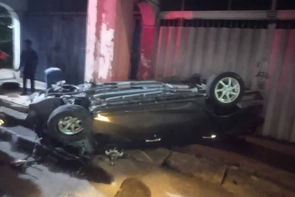 Kereta dinaiki empat lelaki ini terbabas sebelum melanggar pembahagi jalan dalam kemalangan dekat Jalan Meru pada Isnin.