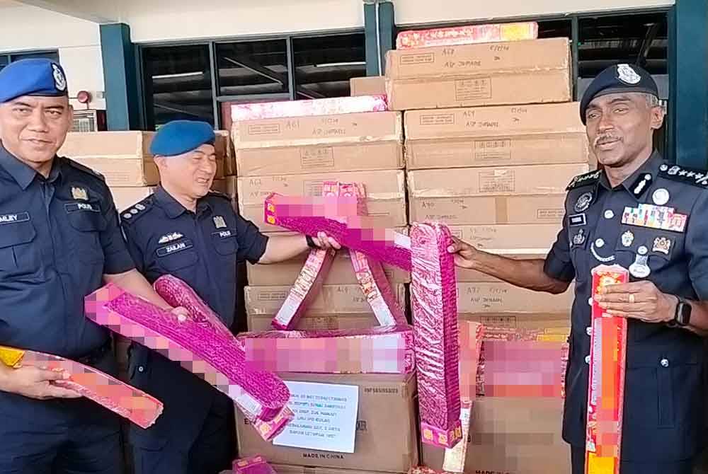 Kumar (dua dari kanan) menunjukkan mercun yang dirampas daripada sebuah gudang di Senai pada sidang akhbar di Markas Pasukan Polis Marin (PPM) Wilayah Dua, Tampoi pada Selasa.