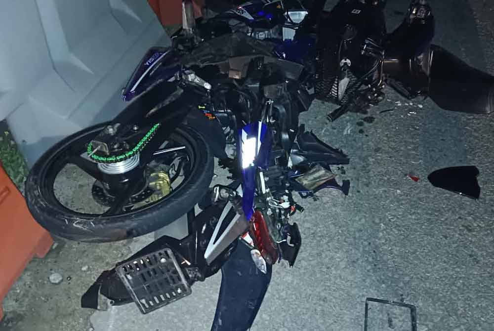 Keadaan motosikal yang terlibat dalam kemalangan berkenaan. - Foto IPD Batu Pahat