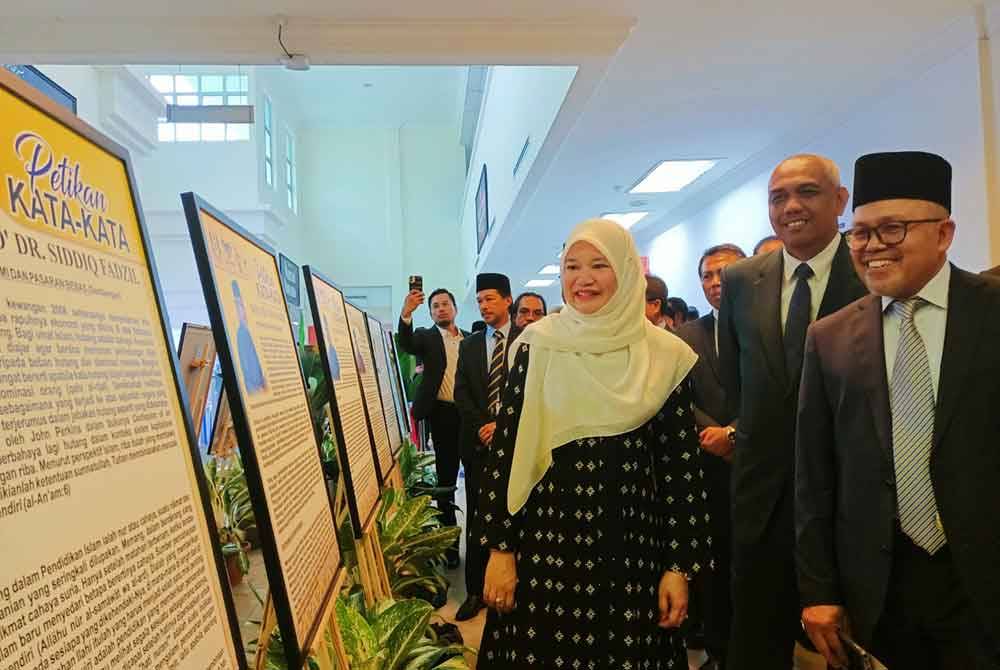 Fadhlina ketika mengadakan lawatan ke tapak pameran Sudut Pemikiran Dato&#039; Dr Siddiq Fadzil di Perpustakaan Raja Ahsman Shah USAS.