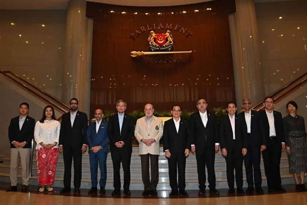 Yang di-Pertuan Agong, Sultan Ibrahim (enam dari kiri) pada Selasa berkenan melawat Parlimen Singapura bersempena dengan lawatan negara selama dua hari ke republik berkenaan. Foto: Japen