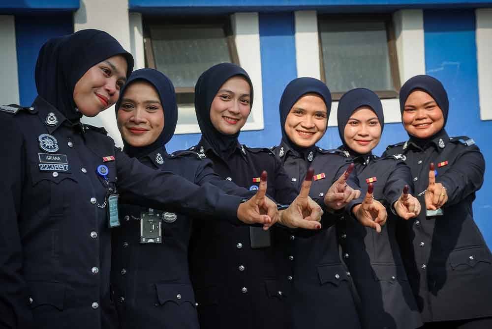 Anggota polis wanita yang selesai menjalankan tanggungjawab mengundi menunjukkan dakwat dijari mereka selepas mengundi awal pada PRK DUN Kuala Kubu Baharu (KKB) di Maktab Polis Diraja Malaysia PDRM, KKB pada Selasa. Foto Bernama