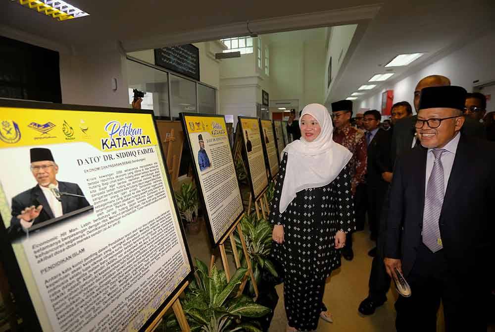 Fadhlina (kiri) mendengar taklimat daripada Naib Canselor Universiti Sultan Azlan Shah (USAS), Prof Datuk Dr Wan Sabri Wan Yusof (kanan) ketika melawat ruang pameran selepas merasmikan Seminar dan Sudut Pemikiran Datuk Dr Siddiq Fadzil bertajuk Islah dan Tajdid Dalam Pemikiran Dato? Dr Siddiq Fadzil di Dewan Serbaguna Universiti Sultan Azlan Shah (USAS) pada Selasa. Foto Bernama