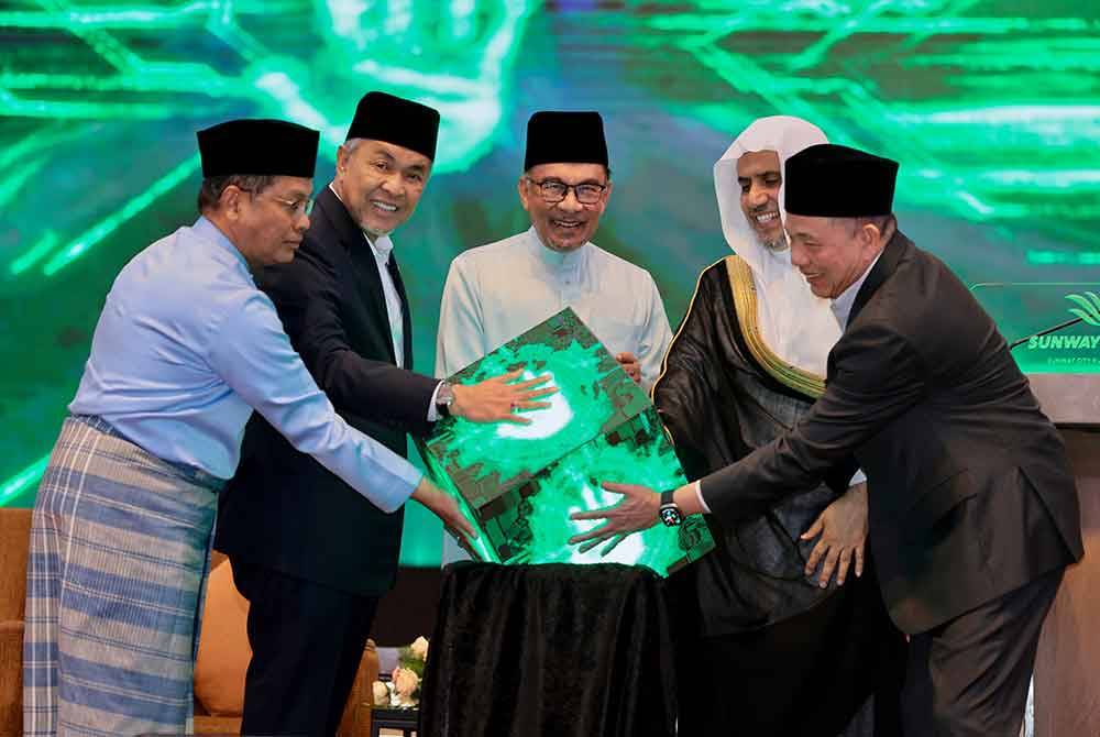 Anwar (tengah) bersama Setiausaha Agung Liga Dunia Muslim (MWL) yang juga Pengerusi Pertubuhan Ulama Islam, Sheikh Dr Mohammed Abdulkarim Al-Issa (dua dari kanan) merasmikan Persidangan Antarabangsa Ketua-Ketua Agama 2024 pada Selasa. Foto Bernama