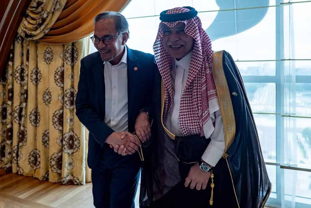 Anwar (kiri) menerima kunjungan hormat daripada Dr Majid Al-Kassabi dan delegasi Arab Saudi. Foto Facebook Anwar Ibrahim