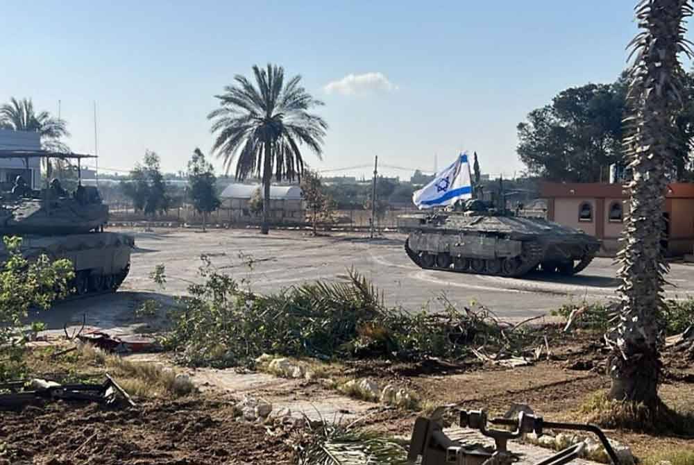 Imej daripada rakaman video yang menunjukkan unit kereta kebal IDF kini sudah berada di bahagian Gaza di lintasan sempadan Rafah pada Selasa. Foto Agensi