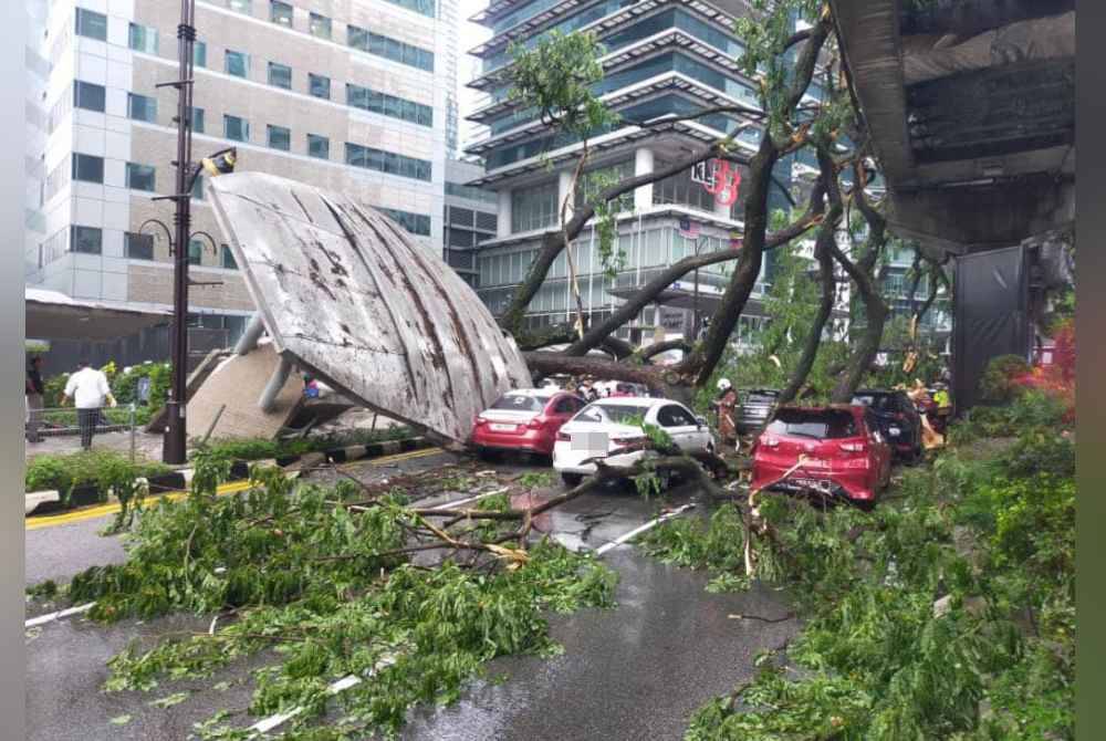 Sebatang pokok tumbang dan menghempap beberapa buah kereta akibat hujan lebat dan angin kencang dalam kejadian di Jalan Sultan Ismail, Kuala Lumpur pada Selasa.