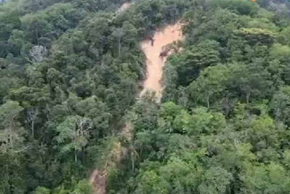 Tangkap layar memaparkan kejadian runtuhan yang didakwa berlaku di Gunung Inas. Foto ihsan pembaca