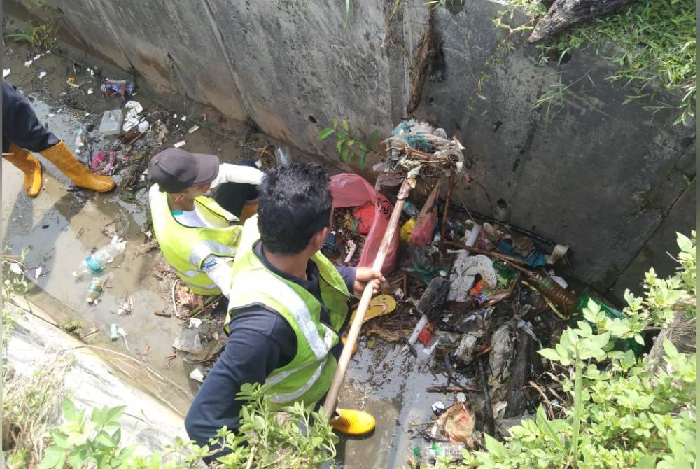 Sebanyak 1.5 tan sampah berjaya dibersihkan selepas dikenal pasti menjadi punca banjir kilat di beberapa kawasan di Sungai Siput. Foto: ihsan Pejabat Sze Yee