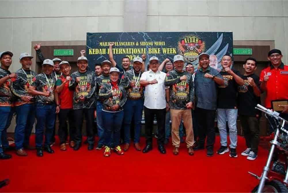 Mohd Salleh (tengah) bergambar bersama penganjur, penaja dan sebahagian peserta Kedah International Bike Week (KDIBW 2024).