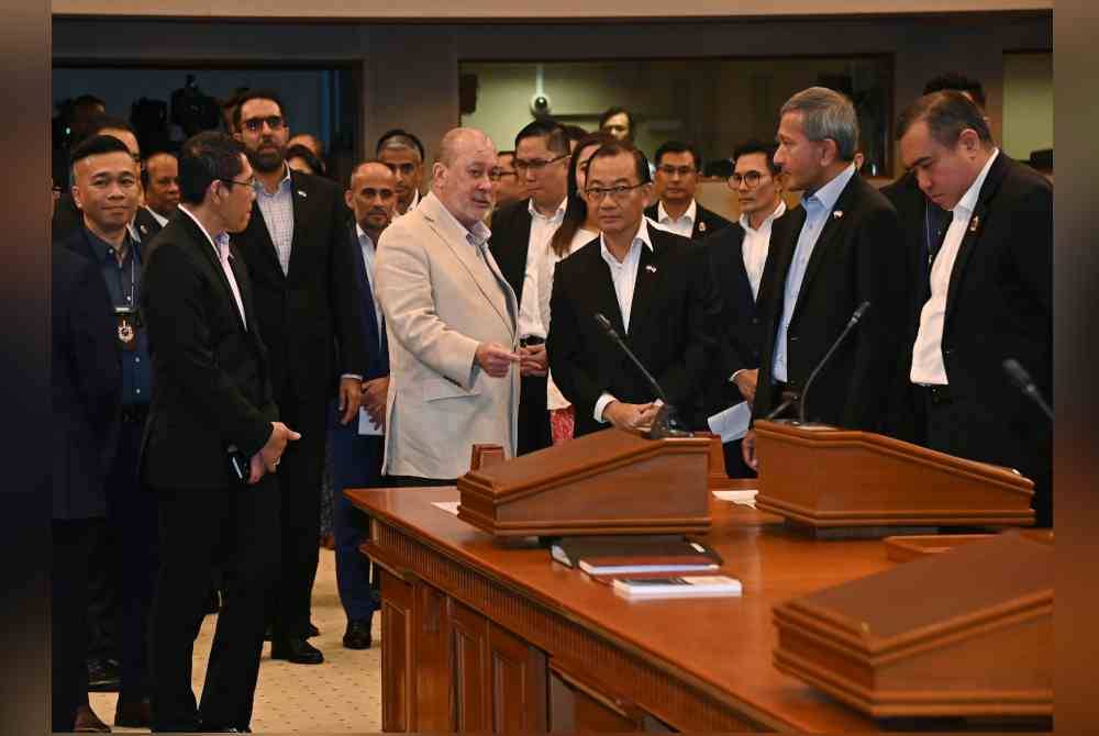 Sultan Ibrahim hari ini berkenan melawat Parlimen Singapura bersempena dengan lawatan negara selama dua hari ke republik berkenaan. Foto Bernama