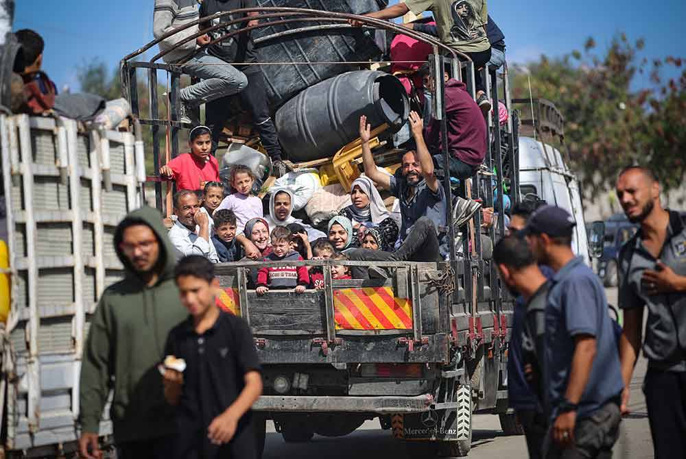 Kira-kira 100,000 penduduk Gaza menuju ke kawasan selatan Genting Gaza selepas diarahkan berpindah oleh tentera Israel pada Isnin. Foto AFP