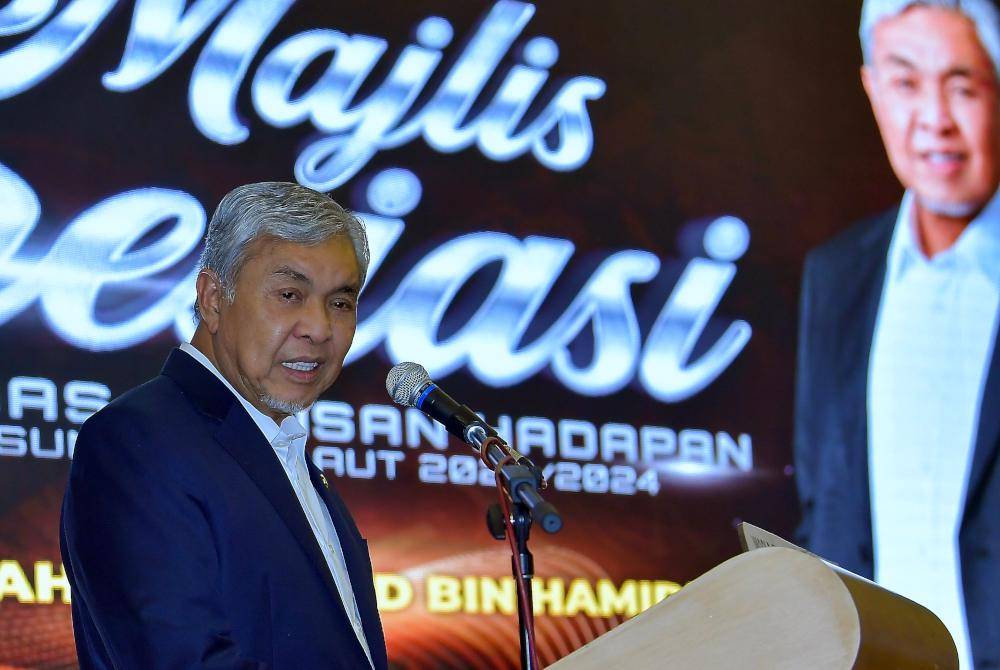 Ahmad Zahid berucap pada Majlis Apresiasi Petugas Barisan Hadapan Monsun Timur Laut 2023/2024 di Pusat Dagangan Dunia (WTCKL) pada Selasa. Foto Bernama