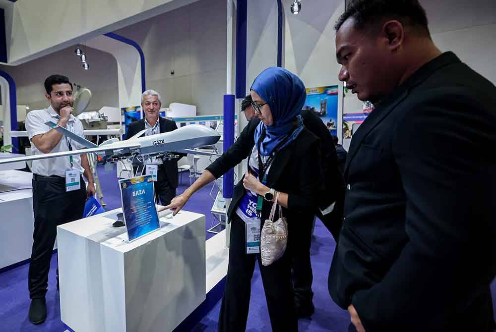 Replika dron buatan Iran, Shahed-149, mencuri tumpuan pengunjung di DSA dan NATSEC Asia 2024, di Kuala Lumpur. Foto Bernama