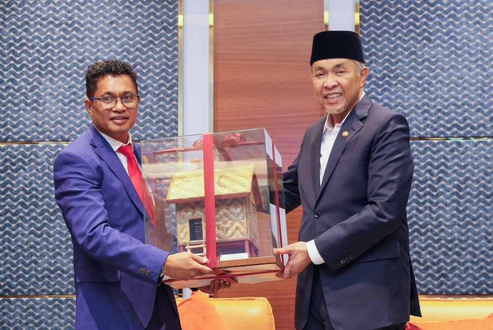 Ahmad Zahid (kanan) bertemu Mariano Assanami Sabino Lopes selepas berlangsungnya Persidangan Antarabangsa Ketua-Ketua Agama 2024 di Petaling Jaya pada Selasa. Foto FB Zahid Hamidi