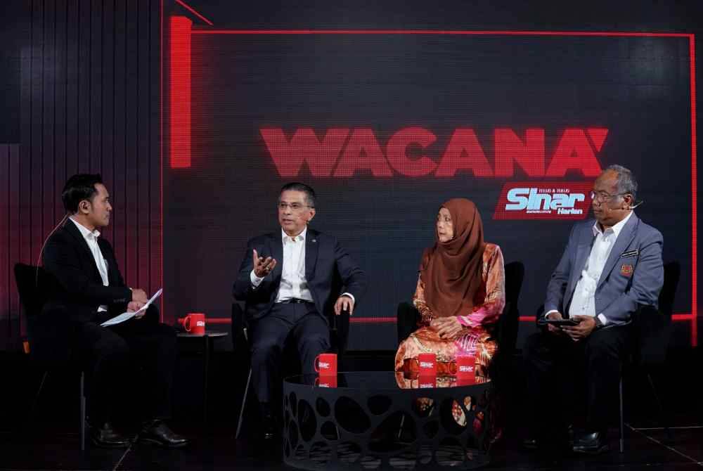 Wacana Sinar edisi 439 bertajuk &#039;Gaji Naik, Produktiviti Macam Mana?&#039; dihoskan oleh Ismail Adnan (kiri) menampilkan ahli panel Ahli Parlimen Ledang, Syed Ibrahim Syed Noh (dua dari kiri); Pakar ekonomi, Dr Baayah Baba dan Setiausaha Agung CUEPACS, Abdul Rahman Mohd Nordin (kanan) yang berlangsung di Kompleks Kumpulan Karangkraf pada Selasa. Foto SINAR HARIAN / MOHD HALIM ABDUL WAHID