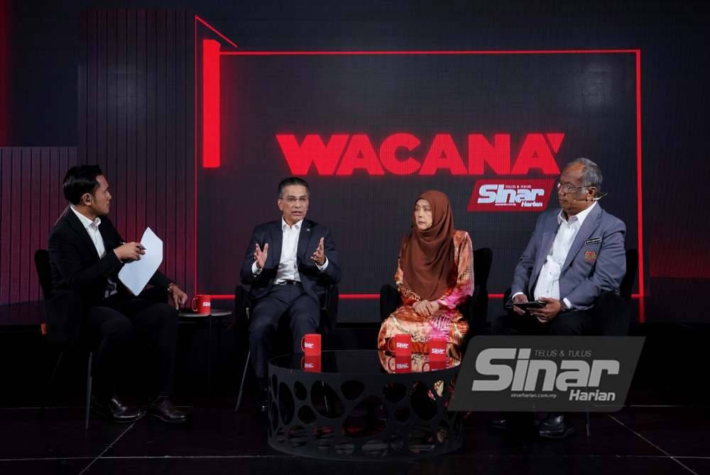 Wacana Sinar edisi 439 bertajuk “Gaji Naik, Produktiviti Macam Mana?” dihoskan oleh Ismail Adnan (kiri) menampilkan ahli panel Ahli Parlimen Ledang, Syed Ibrahim Syed Noh (dua dari kiri); Pakar ekonomi, Dr Baayah Baba dan Setiausaha Agung CUEPACS, Abdul Rahman Mohd Nordin (kanan) yang berlangsung di Kompleks Kumpulan Karangkraf pada Selasa. Foto SINAR HARIAN / MOHD HALIM ABDUL WAHID