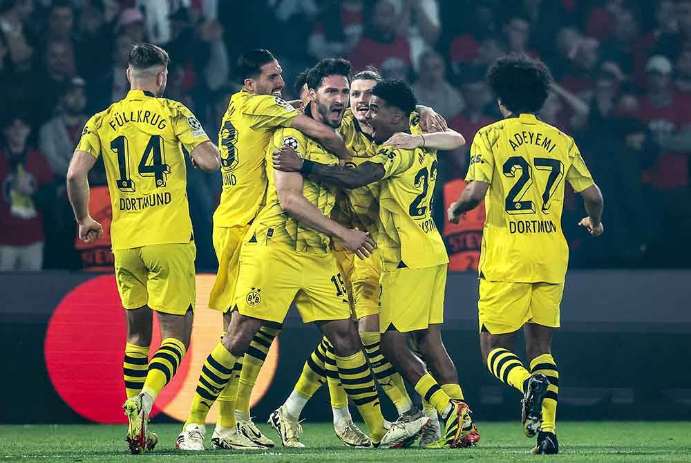 Pemain Dortmund meraikan jaringan Hummels ketika menentang PSG. Foto AFP