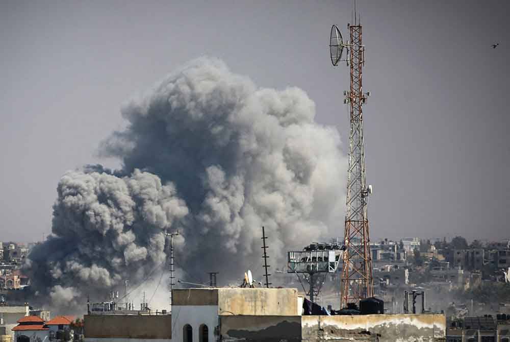 Asap berkepul-kepul akibat serangan Israel di timur Rafah di selatan Semenanjung Gaza pada 7 Mei 2024, di tengah-tengah konflik berterusan antara Israel dan pergerakan Hamas Palestin. Foto AFP