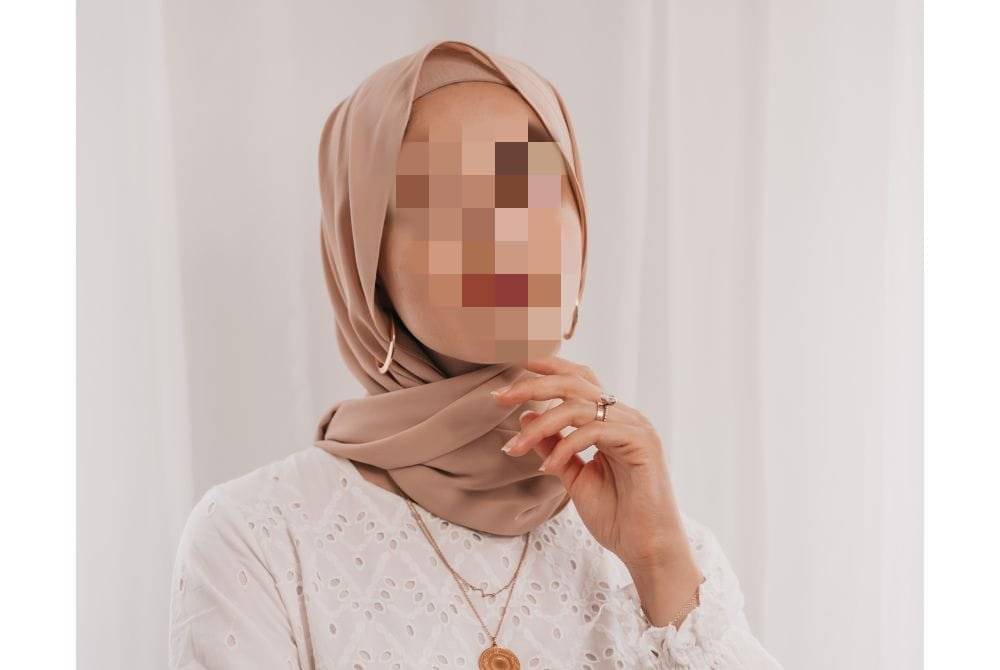 KEPADA para wanita, elakkan daripada memakai rantai dan subang di luar tudung kerana ada tegahan perkara itu dalam Islam. -Gambar hiasan/ Foto: Canva