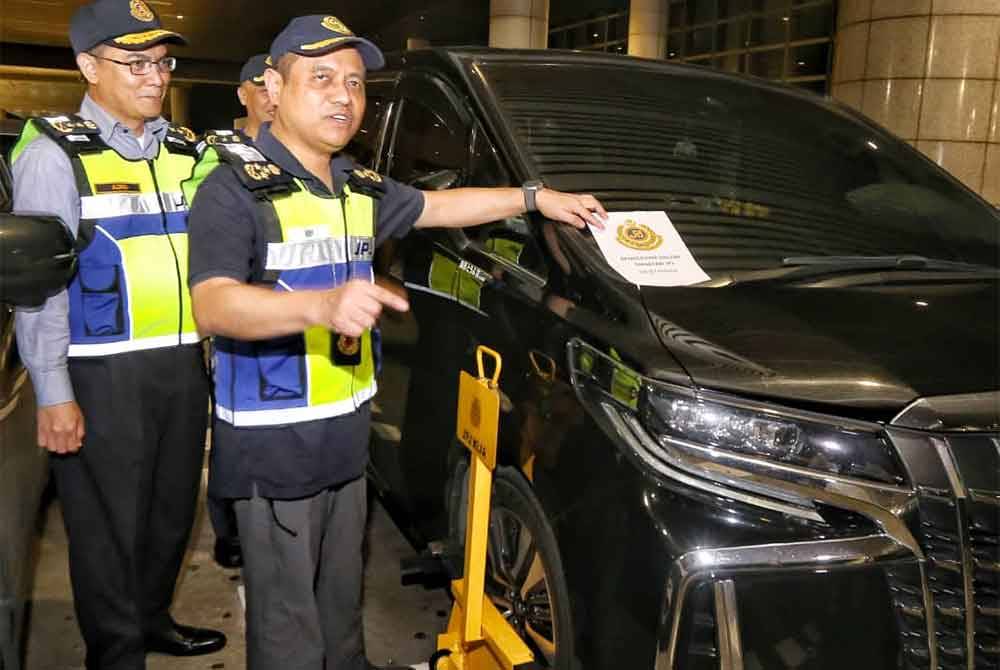 Aedy menunjukkan sebuah kereta mewah jenis Toyota Alphard yang disita dalam Op Khas Ulat dan e-Hailing di KLIA1 dan KLIA2.