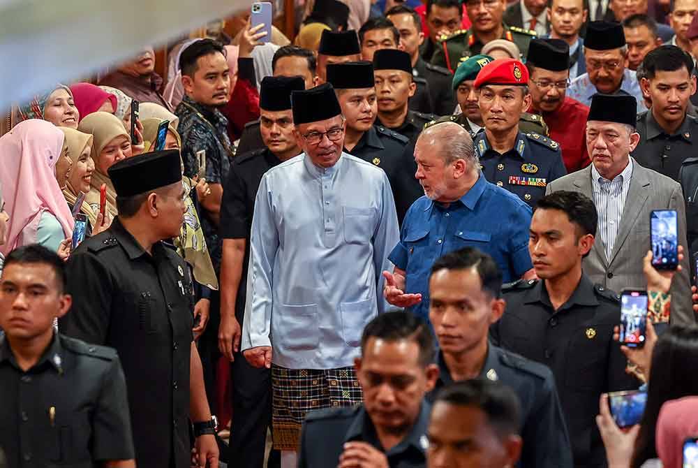 Sultan Ibrahim diiringi Anwar dan Fadillah semasa baginda berkenan berangkat menghadiri majlis Santapan Rumah Terbuka Madani Aidilfitri Jabatan Perdana Menteri Tahun 2024 di Puspanitapuri hari ini. Foto Bernama