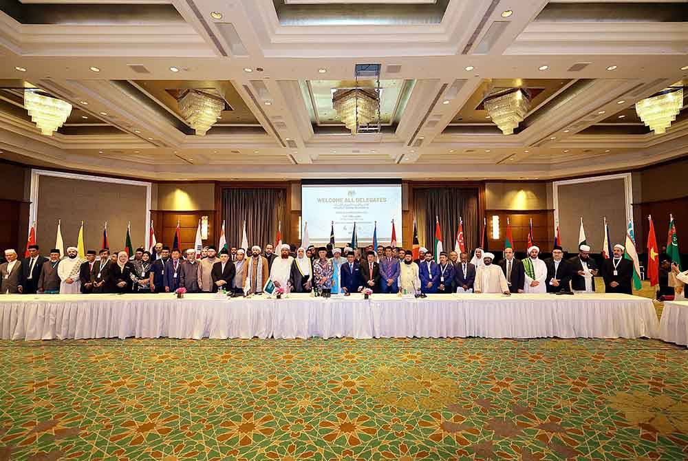 Ahmad Zahid (tengah) bergambar kenangan bersama delegasi selepas merasmikan Majlis Ulama Asia 2024 di Kuala Lumpur hari ini. Foto Bernama