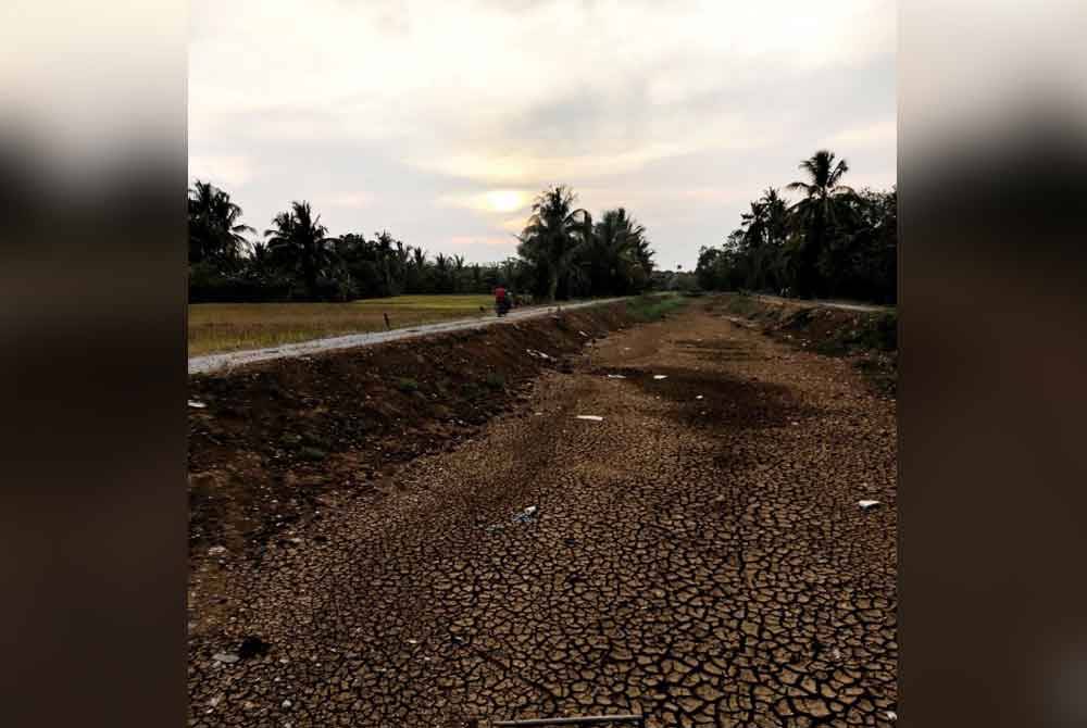 Keadaan tali air di Kampung Belimbing di Kota Bharu yang kering-kontang. Foto FB Zulhanifa Sidek