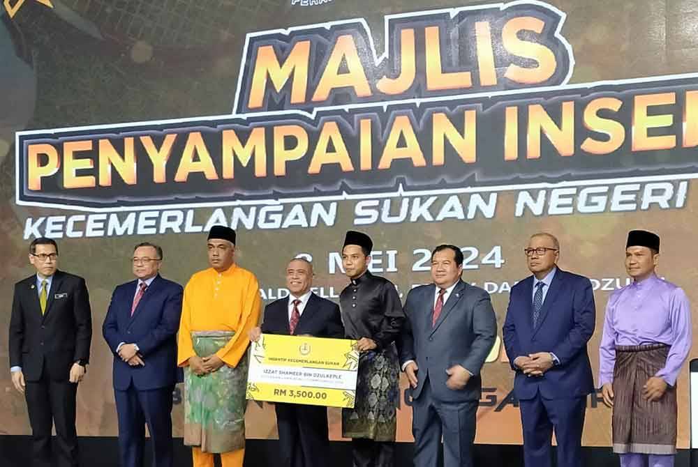 Saarani (empat dari kiri) menyampaikan replika cek kepada atlet sempena Majlis Penyampaian Insentif Kecemerlangan Sukan Negeri Perak dan Countdown 100 Hari Sukan Malaysia (Sukma) Sarawak XXI 2024 di Galasa Caldwell pada Rabu.