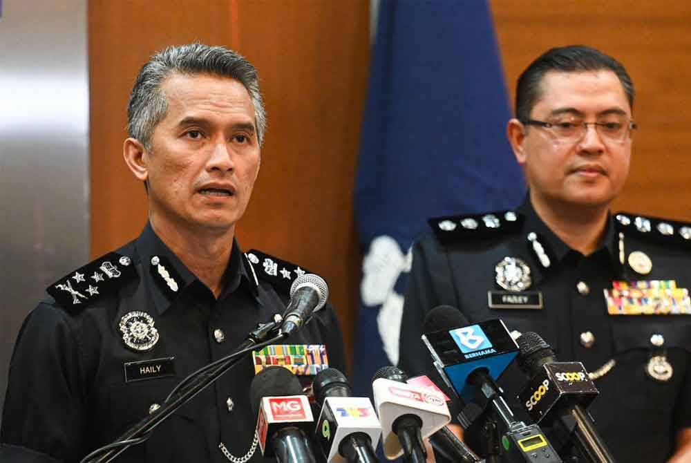 Mohd Shuhaily (kiri) dalam sidang akhbar di Bukit Aman pada Rabu.