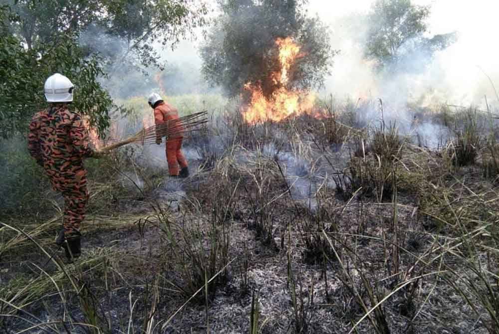 Pihak bomba yang bertungkus lumus memadam kebakaran.