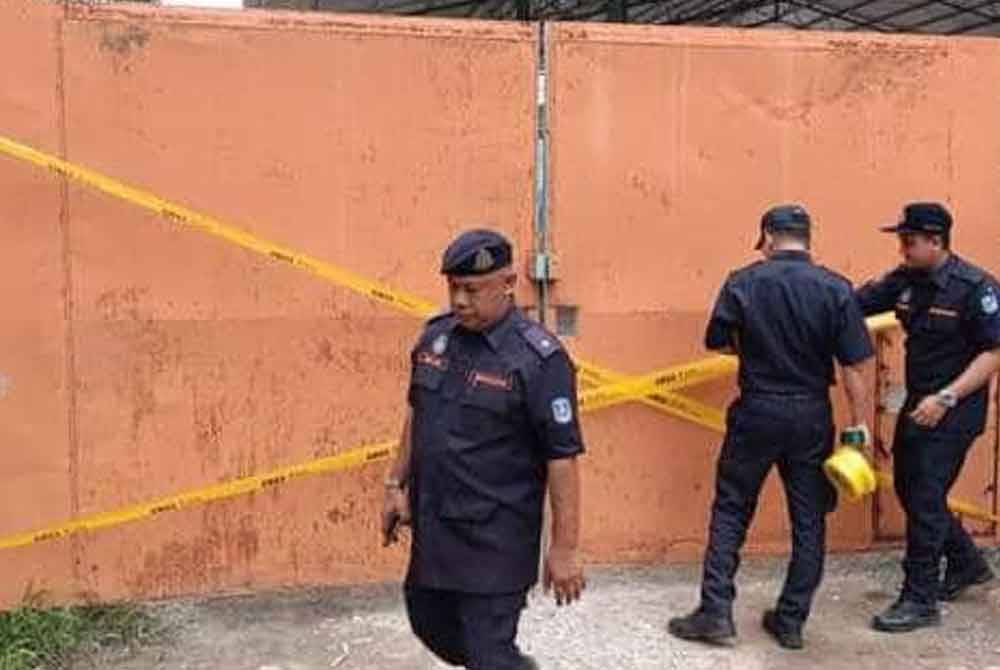 Pita kuning ditampal di hadapan pintu masuk utama premis bagi tindakan arahan memberhentikan aktiviti secara serta-merta.