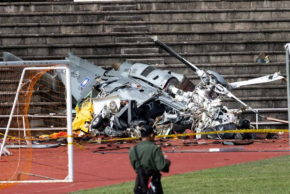 Bangkai pesawat helikopter yang terhempas dalam satu insiden di Pangkalan Tentera Laut Diraja Malaysia pada 23 April lalu. Foto Bernama