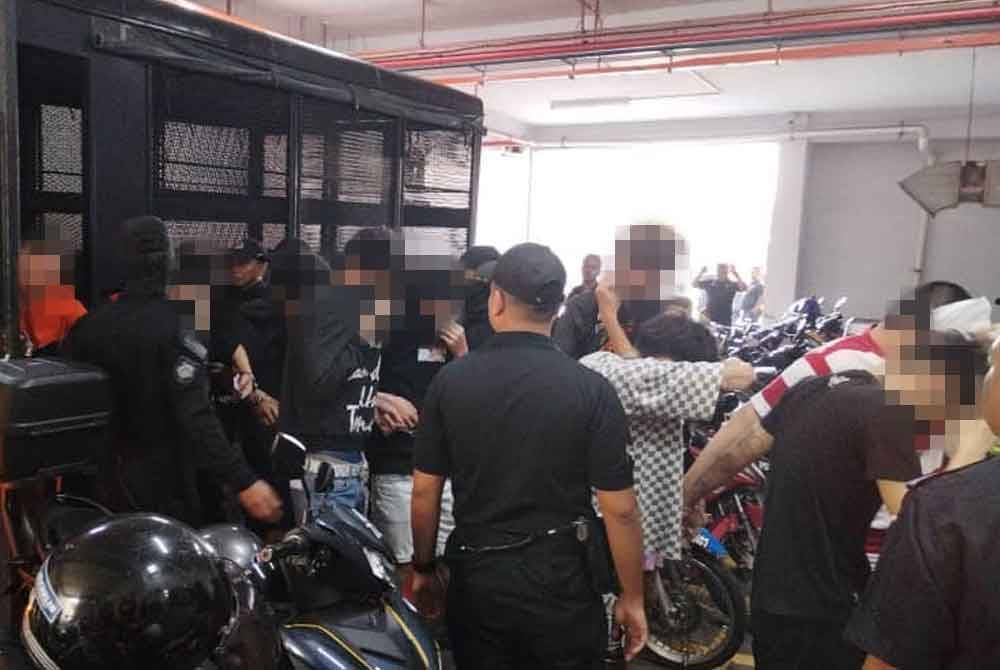 Kesemua tertuduh tiba di mahkamah menaiki trak polis pada Selasa.