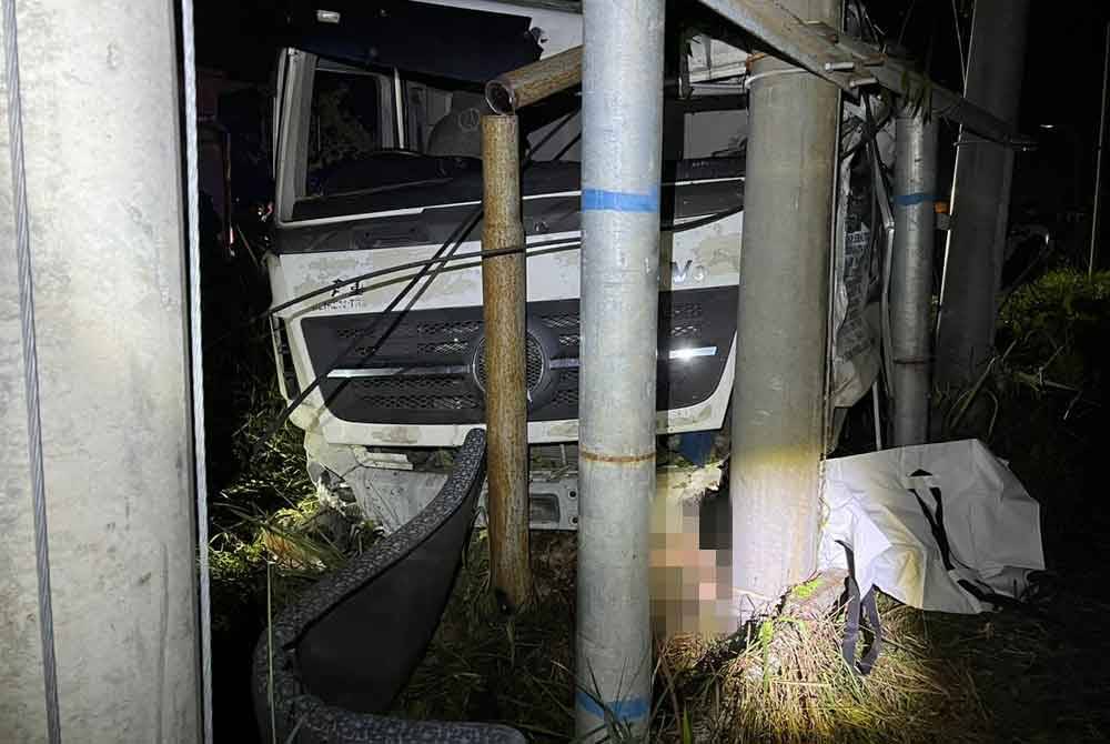 Seorang pemandu lori maut tertimbus tanah selepas treler yang dipandu terbabit dalam kemalangan di Jalan Sepanggar, di sini pada malam Selasa.